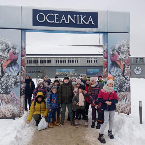Powiększ obraz: Dzieci pozują do zdjęcia przed kompleksem Świętokrzyska Polana 